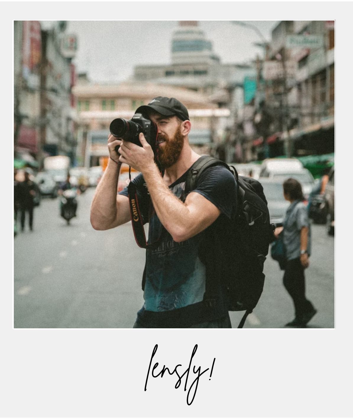 Fotógrafo com câmera em uma rua movimentada